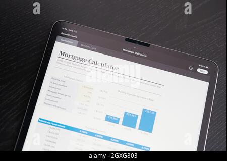 New york, Stati Uniti d'America - 5 ottobre 2021: Calcolo ipotecario fogli di calcolo grafici sullo schermo del tablet vista ravvicinata Foto Stock