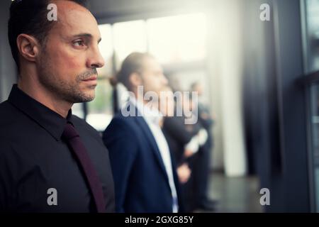 Uomini d'affari che guardano lontano per il futuro in carica. Concetto di lavoro di squadra, partnership e startup Foto Stock