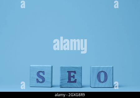 Iscrizione SEO (ottimizzazione dei motori di ricerca) su cubi di legno. Il concetto di un insieme di misure per l'ottimizzazione interna ed esterna per migliorare il p Foto Stock