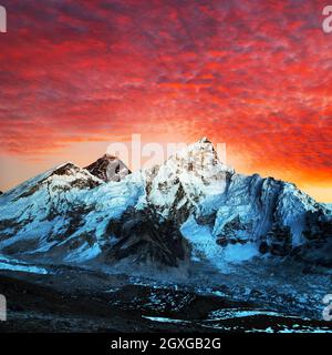 Vista panoramica serale del Monte Everest con belle nuvole al tramonto da Kala Patthar, Sagarmatha parco nazionale, Khumbu Walley, Solukhumbu, Nepal HIM Foto Stock