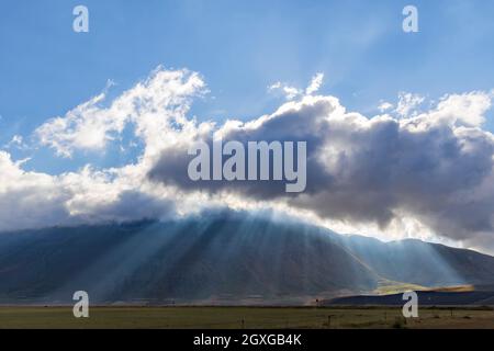 Suggestivo paesaggio montano nei pressi del borgo di Castelluccio nel Parco Nazionale del Monte Sibillini, Umbria, Italia Foto Stock