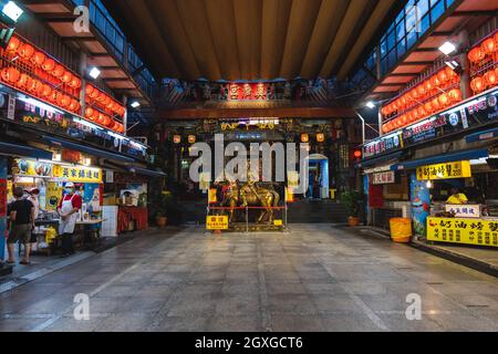 4 ottobre 2021: Tempio di Dianji e mercato notturno di Miaokou a keelung, taiwan. E' uno dei mercati notturni piu' famosi di taiwan con piu' di 200 foo Foto Stock