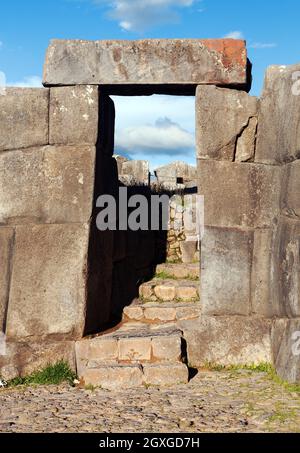 Porta parasassi. Vista di Sacsayhuaman, rovine Inca a Cusco o Cuzco città, Perù Foto Stock