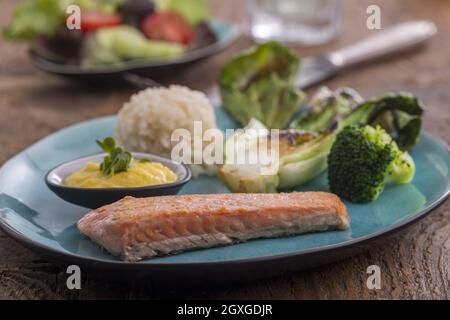 salmone grigliato con broccoli e riso Foto Stock