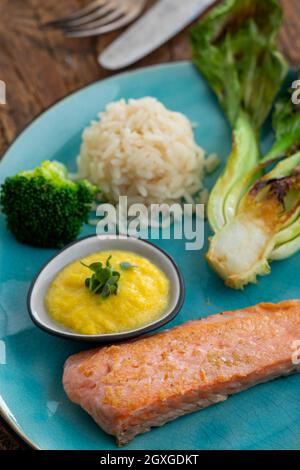 salmone grigliato con broccoli e riso Foto Stock