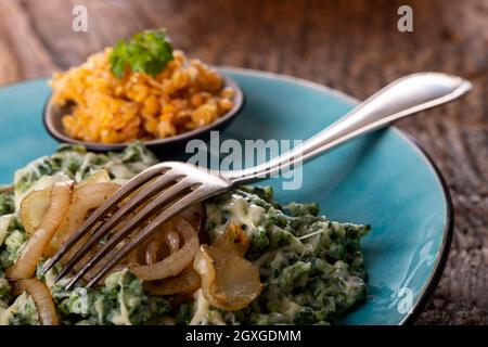 pasta bavarese con cipolle su un piatto Foto Stock