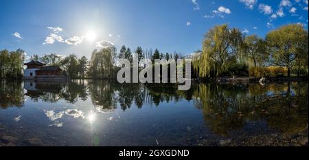 Pagoda cinese vicino al lago. Paesaggio primaverile. Vista panoramica. Foto Stock