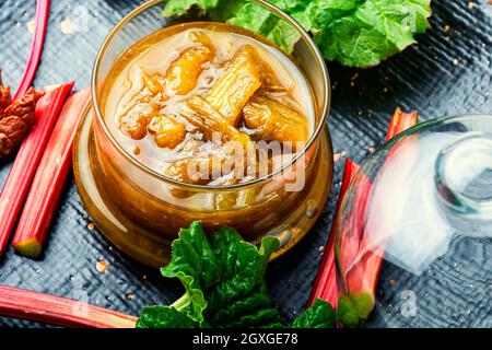 Gustosa marmellata di rabaro in vaso di vetro. Rabaro chutney in ciotola Foto Stock