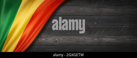 Bandiera Mali su muro di legno nero. Banner panoramico orizzontale. Foto Stock