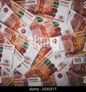 Rubbles sfondo. Banconote in denaro russe di cinquemila rubli, sparse per tutta la superficie. Layout, mockup. Foto Stock