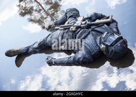 Corpo morto dell'operatore delle forze speciali ucciso durante un'operazione speciale Foto Stock