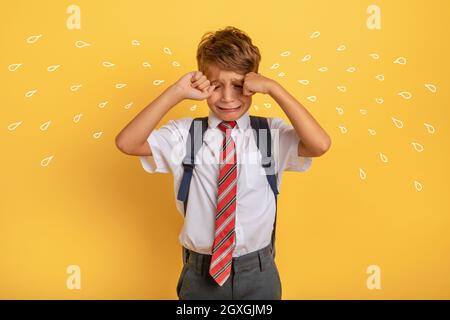 Il bambino grida perché non vuole andare a scuola. Foto Stock