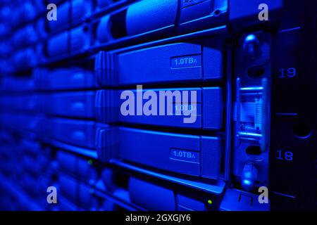 Dischi rigidi in esecuzione nel data center Foto Stock