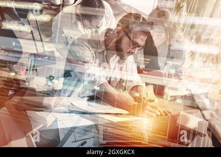 Squadra di seamstresses pronta a spedire il pacchetto al cliente con i vestiti. Doppia esposizione Foto Stock