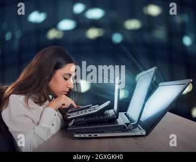 Donna d'affari lavora con più dispositivi. Concetto di lavoro e stress Foto Stock