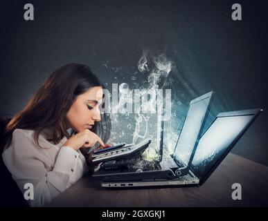 Donna d'affari lavora con più dispositivi. Concetto di lavoro e stress Foto Stock