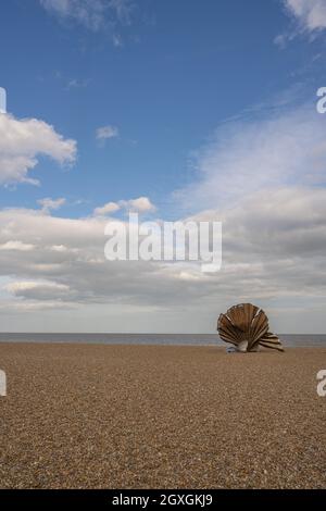 The Scallop at Aldeburgh Beach, di Maggi Hambling come tributo a Benjamin Britten Foto Stock