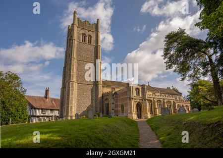 La chiesa parrocchiale di San Pietro e San Paolo Eye, Suffolk e la vecchia Guildhall. Foto Stock