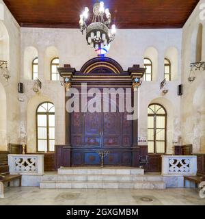 Ingresso decorato in legno della storica sinagoga ebraica Maimonides o della sinagoga di Stefano Moshe con finestre ad arco e lampadario nel quartiere di Gamalia, il Cairo Egitto Foto Stock