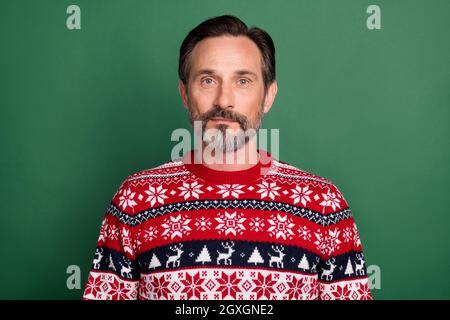 Ritratto di foto ported uomo indossando un maglione serio sicuro in inverno isolato colore verde pastello sfondo Foto Stock