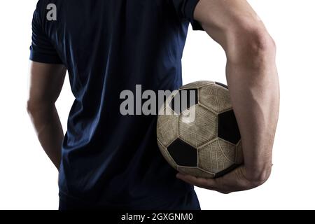 Calciatore con calciatore pronto a giocare al calcio. Isolato su sfondo bianco Foto Stock