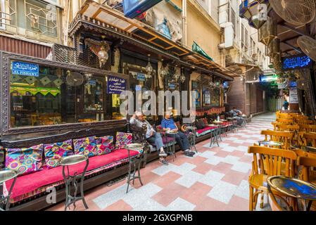 Cairo, Egitto - Settembre 25 2021: Vecchia famosa caffetteria, El Fishawi, situato nella storica Mamluk era Khan al-Khalili famoso bazar e souq Foto Stock