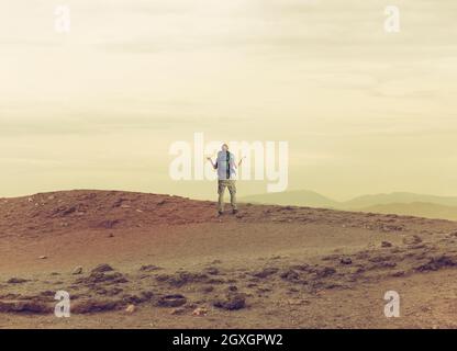 L'uomo esploratore incerto è perso in un deserto Foto Stock