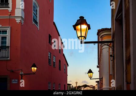 Vecchie lanterne di metallo e la facciata di una storica case coloniali nel distretto storico di Pelourinho nella città di Salvador, Bahia Foto Stock