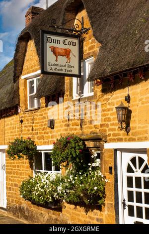 Regno Unito, Inghilterra, Oxfordshire, Banbury, Hornton, West End, il Dun Cow tradizionale thatched freehouse Village pub Foto Stock
