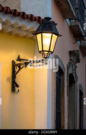 Vecchie lanterne in metallo e la facciata colorata di una casa coloniale nel quartiere storico di Pelourinho nella città di Salvador, Bahia Foto Stock