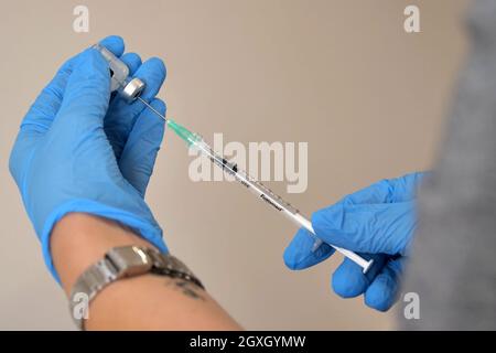 Italia, Toscana, Arezzo, 2 ottobre 2021 : continua l'emergenza covida. Vaccinazioni di camper anti Covid. Nella foto la preparazione della a Foto Stock