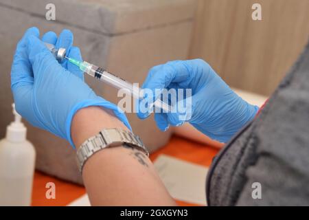 Italia, Toscana, Arezzo, 2 ottobre 2021 : continua l'emergenza covida. Vaccinazioni di camper anti Covid. Nella foto la preparazione della a Foto Stock