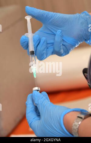 Italia, Toscana, Arezzo, 2 ottobre 2021 : continua l'emergenza covida. Vaccinazioni di camper anti Covid. Nella foto la preparazione della a Foto Stock