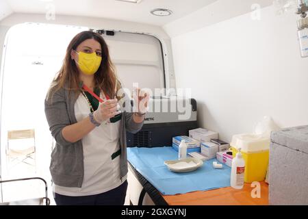 Italia, Toscana, Arezzo, 2 ottobre 2021 : continua l'emergenza covida. Vaccinazioni di camper anti Covid. Nella foto la preparazione della a Foto Stock