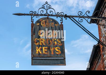 Cartello da pub per la casa pubblica Old Cross Keys a Princes Risborough, Buckinghamshire, Inghilterra, Regno Unito Foto Stock