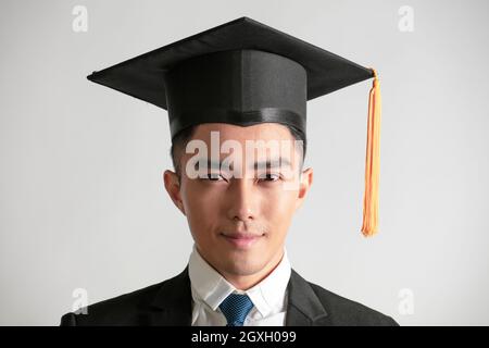 Primo piano sicuro giovane bel viso di laurea uomo Foto Stock