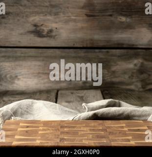 tavola da cucina di taglio rettangolare vuota in legno sul tavolo, primo piano Foto Stock