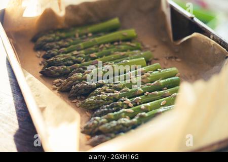 Asparagi alla griglia con semi di girasole Foto Stock