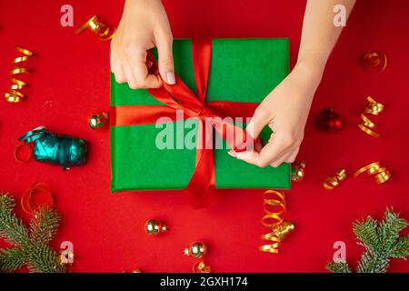 Preparandosi per le feste di Natale, donna con un regalo nelle sue mani Foto Stock