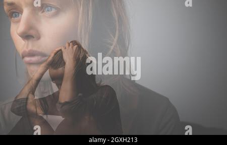 Giovane donna depressa e ansiosa che affronta una situazione di vita dura, soffre di disturbi mentali, malattie Foto Stock