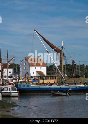 Woodbridge sul fiume Deben con il suo Tide Mill and Boatyard, Woodbridge, Suffolk, Inghilterra, Regno Unito Foto Stock
