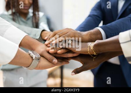 Mani del Team Africano di Affari. Concetto di Community Spirit Foto Stock