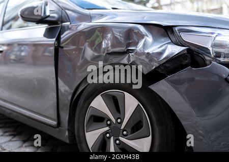 Assicurazione auto e riparazione. Rottura del veicolo in seguito a incidente Foto Stock