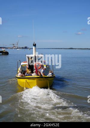 Il traghetto per il porto lascia il molo di Harwich Ha'Penny per Shotley attraverso il fiume Stour Estuary, Harwich, Essex, Inghilterra, Regno Unito Foto Stock