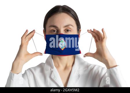 Respiratore con bandiera di Guam medico mette su maschera medica viso isolato su sfondo bianco. Foto Stock