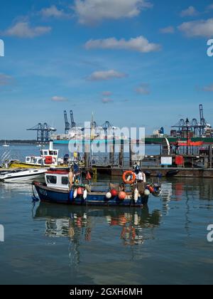 Harwich Harbour, situato alla foce dell'Orwell e dei fiumi Stour, con Felixstowe Container Port Distance, Harwich, Essex, Inghilterra, Regno Unito Foto Stock