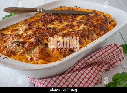 casseruola di pasta appena sfornata cotta con salsa di bolognese, salsa di besciamella e condita con mozzarella. Servito in casseruola piatto. Foto Stock