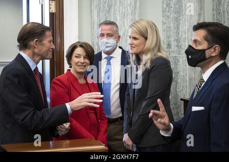 Il Sen. Richard Blumenthal (D-CT) e il Sen. Amy Klobuchar (D-MN) parlano con l'ex dipendente di Facebook Frances Haugen mentre arriva per l'audizione del Senato di aa su Commercio, Scienza e Trasporti dal titolo 'proteggere i bambini in linea: Testimonianza da un Facebook Whistleblower' su Capitol Hill 5 ottobre 2021 a Washington, DC. Haugen ha lasciato Facebook a maggio e ha fornito documenti aziendali interni su Facebook a giornalisti e altri, sostenendo che Facebook sceglie costantemente il profitto rispetto alla sicurezza. Foto piscina di Drew Angerer/UPI Foto Stock