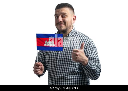 Ragazzo bianco che tiene una bandiera della Cambogia e mostra la classe a mano isolato su uno sfondo bianco. Come per la Cambogia. Foto Stock