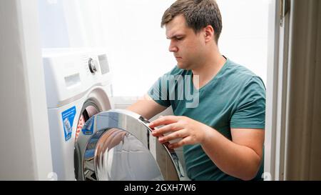 Lavanderia nel cestino dei vestiti sporchi Foto stock - Alamy